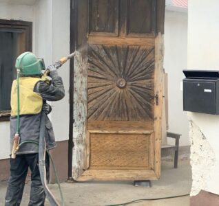 Holztor beim Sandstrahlen Holz Tür Tor Holztür Holztor Reinigung Sandstrahlen Wien Niederösterreich
