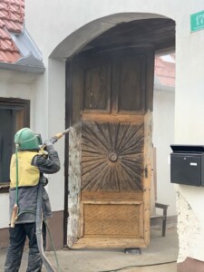 Holztor beim Sandstrahlen