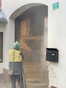 Holztor begonnen sandstrahlen Holz Tür Tor Holztür Holztor Reinigung Sandstrahlen Wien Niederösterreich