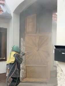 Holztor am fertig werden mit dem Sandstrahlen Holz Tür Tor Holztür Holztor Reinigung Sandstrahlen Wien Niederösterreich