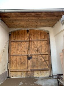 Holztor innen sandgestrahlt Holz Tür Tor Holztür Holztor Reinigung Sandstrahlen Wien Niederösterreich