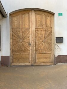 Holztor fertig sandgestrahlt Holz Tür Tor Holztür Holztor Reinigung Sandstrahlen Wien Niederösterreich